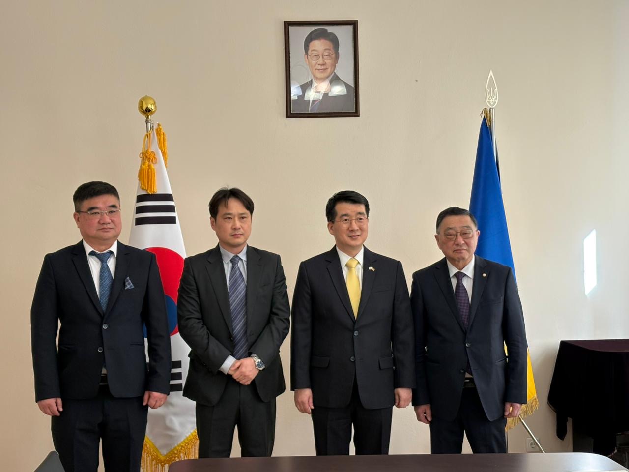 Професор Кан Ден Сік отримав вірчу грамоту члена Консультативної ради з мирного та демократичного об’єднання Кореї